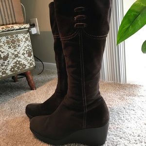 La Canadienne brown suede wedge boots